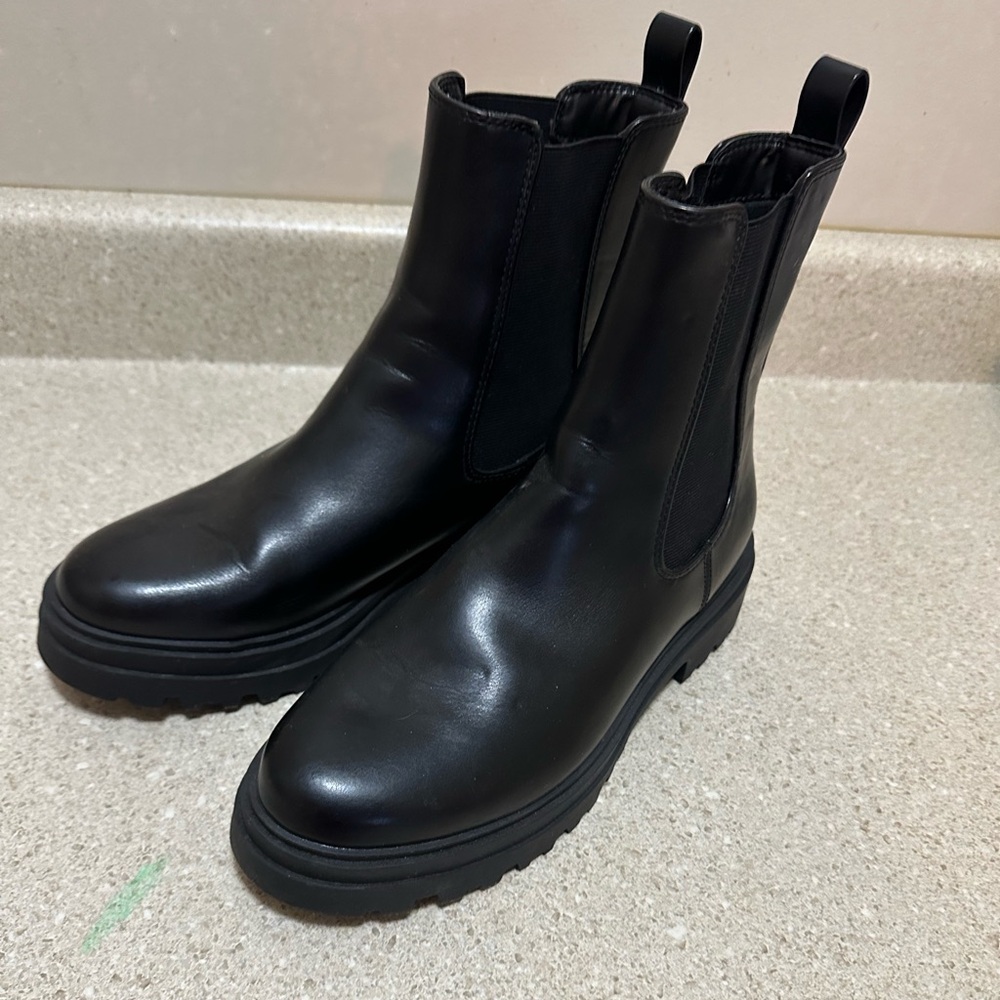 Women’s Chelsea Black Boots 9.5